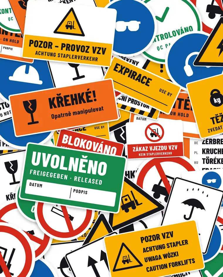 Koláž vzorových průmyslových nálepek: výstražné, manipulační, obalové a kvalitativní